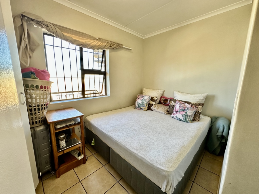 2 Bedroom Property for Sale in Goodwood Estate Western Cape